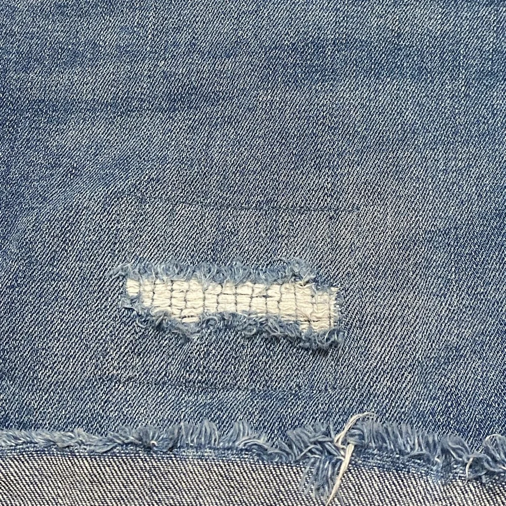 Gap 5” Jean Shorts Women’s 30 Distressed Casual Denim Cut Offs Raw Hem
